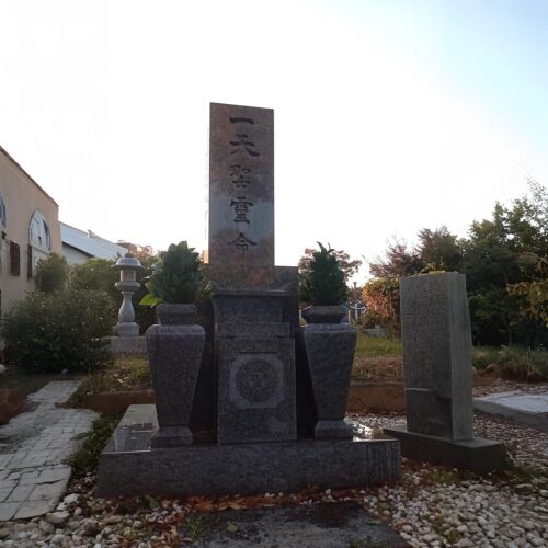 開祖の墓石（※背景はAI生成）