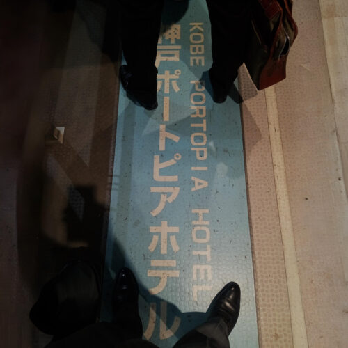 シャトルバスを待つ